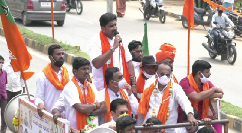 ಕಾಂಕ್ರೀಟ್‌ ಎಂಎಲ್‌ಎ –  ಶಿವಲಿಂಗೇಗೌಡ ವಿರುದ್ಧ ಹೆದ್ದಾರಿ ಮಧ್ಯೆ ನಿಂತು ಧಿಕ್ಕಾರ ಕೂಗಿಸಿದ ಸಂತೋಷ್