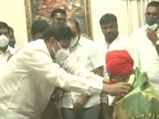 ಸಿದ್ದಗಂಗಾ ಮಠಕ್ಕೆ ಬಿಜೆಪಿ ಅಭ್ಯರ್ಥಿ ಮುನಿರತ್ನ ಭೇಟಿ