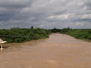 ನಡುಗಡ್ಡೆಯಲ್ಲಿ ಸಿಲುಕಿದ ಏಳು ಜನ- ಬೋಟ್‍ಗಳ ಮೂಲಕ ರಕ್ಷಣಾ ಕಾರ್ಯಾಚರಣೆಗೆ ಸಿದ್ಧತೆ