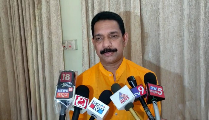 ಮುತ್ತಿಗೆ ಹಾಕುವುದು ಒಂದು ರೀತಿಯ ಭಯೋತ್ಪಾದನೆಯೇ: ನಳಿನ್ ಕುಮಾರ್