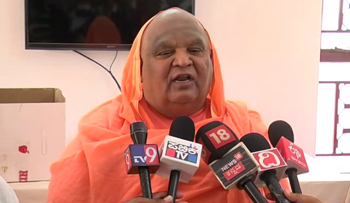 ಸಿಎಂ ಯಾವುದೇ ವಿವಾದ ಸೃಷ್ಟಿಸಿಕೊಳ್ಳದೇ ರಾಜ್ಯ ಮುನ್ನಡೆಸಲಿದ್ದಾರೆ: ಕೋಡಿಮಠ ಶ್ರೀ ಭವಿಷ್ಯ