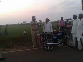 ವೀಡಿಯೋ ಕಾಲ್‍ನಲ್ಲಿ ಮಾತನಾಡ್ತಾ ತೆರಳ್ತಿದ್ದ ಯೋಧನ ಪತ್ನಿ ಬೈಕಿನಿಂದ ಬಿದ್ದು ಸಾವು!