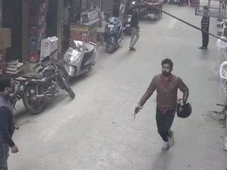 ವಿವಾಹ ಮುಗಿಸಿ ಬರುತ್ತಿದ್ದಾಗ ಗನ್ ತೋರಿಸಿ ಮಹಿಳೆಯ ಚಿನ್ನಾಭರಣ ಕದ್ದ