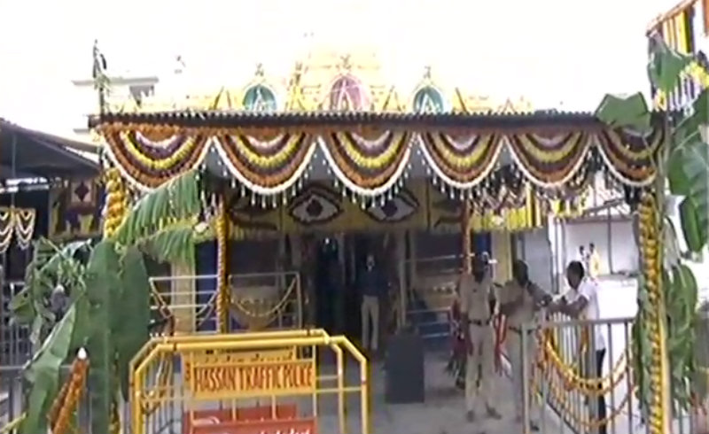 ವರ್ಷಕ್ಕೊಮ್ಮೆ ಬಾಗಿಲು ತೆರೆಯುವ ಹಾಸನಾಂಬೆ ದರ್ಶನಕ್ಕೆ ವಿಐಪಿ ಪಾಲಿಟಿಕ್ಸ್- ಸಾಮಾನ್ಯ ಭಕ್ತರ ಆಕ್ರೋಶ