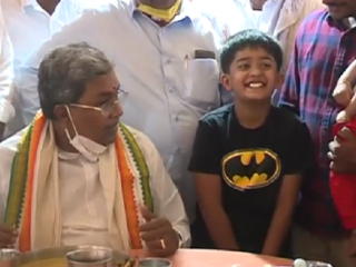 ಇಂಗ್ಲಿಷ್ ಮೀಡಿಯಂನಲ್ಲಿ ಓದ್ದೋರೆಲ್ಲ ಬುದ್ಧಿವಂತರಾಗಲ್ಲ- ಫುಲ್ ರಿಲ್ಯಾಕ್ಸ್ ಮೂಡ್‍ನಲ್ಲಿ ಸಿದ್ದರಾಮಯ್ಯ