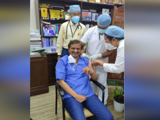 ಕೊರೊನಾ ಲಸಿಕೆ ಪಡೆದ ಜಯದೇವ ಆಸ್ಪತ್ರೆಯ ನಿರ್ದೇಶಕ ಡಾ. ಸಿ.ಎನ್ ಮಂಜುನಾಥ್