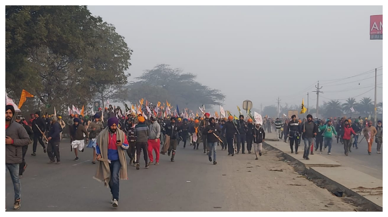 ರೈತರ ಟೆಂಟ್‍ಗಳಿಗೆ ಸ್ಥಳೀಯರಿಂದ ಕಲ್ಲು ತೂರಾಟ – ಸಿಂಘು ಗಡಿಯಲ್ಲಿ ಉದ್ವಿಗ್ನ, ಲಾಠಿಚಾರ್ಜ್