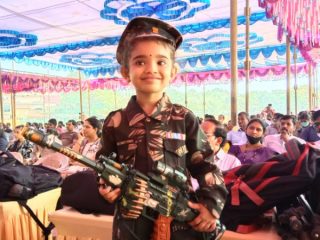 ಗಣರಾಜ್ಯೋತ್ಸವದಲ್ಲಿ ಮಷಿನ್ ಗನ್ ಹಿಡಿದು ಎಲ್ಲರ ಗಮನ ಸೆಳೆದ ಬಾಲಕಿ