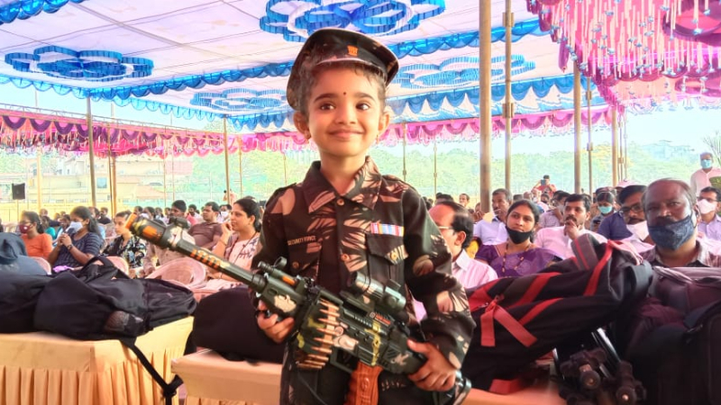 ಗಣರಾಜ್ಯೋತ್ಸವದಲ್ಲಿ ಮಷಿನ್ ಗನ್ ಹಿಡಿದು ಎಲ್ಲರ ಗಮನ ಸೆಳೆದ ಬಾಲಕಿ