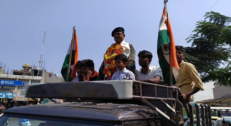 ಗ್ರಾಮಸ್ಥರಿಂದ ನಿವೃತ್ತ ಯೋಧನಿಗೆ ಅದ್ಧೂರಿ ಸ್ವಾಗತ