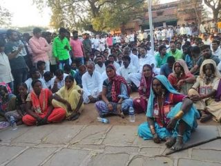 ಪೊಲೀಸ್ ಠಾಣೆ ಎದುರು ರಾಜಾ ವೆಂಕಟಪ್ಪ ನಾಯಕ ಪ್ರತಿಭಟನೆ