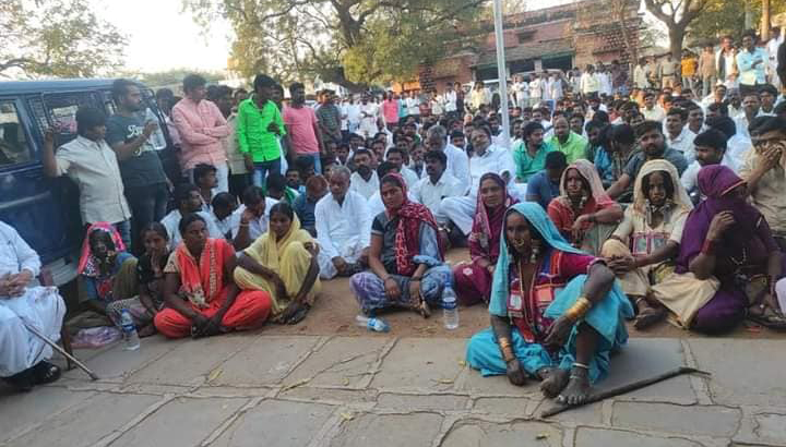 ಪೊಲೀಸ್ ಠಾಣೆ ಎದುರು ರಾಜಾ ವೆಂಕಟಪ್ಪ ನಾಯಕ ಪ್ರತಿಭಟನೆ