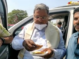 ಮದ್ದೂರು ವಡೆ ಸವಿದ ಸಿದ್ದರಾಮಯ್ಯ