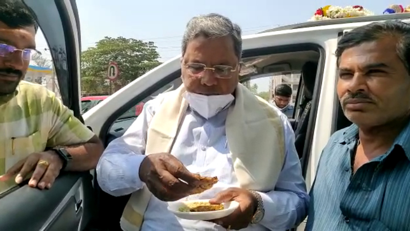 ಮದ್ದೂರು ವಡೆ ಸವಿದ ಸಿದ್ದರಾಮಯ್ಯ