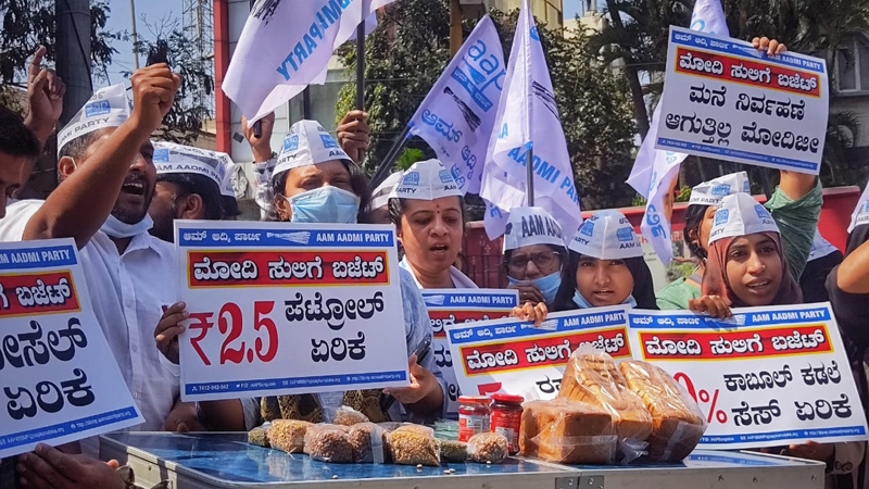 ಪೆಟ್ರೋಲ್, ಡೀಸೆಲ್ ಬೆಲೆ ಏರಿಕೆ ಖಂಡಿಸಿ ಆಪ್ ವಿನೂತನ ಪ್ರತಿಭಟನೆ
