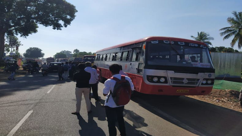 ಕೆಎಸ್‌ಆರ್‌ಟಿಸಿ ಬಸ್ ತಡೆದು ವಿದ್ಯಾರ್ಥಿಗಳ ಪ್ರತಿಭಟನೆ