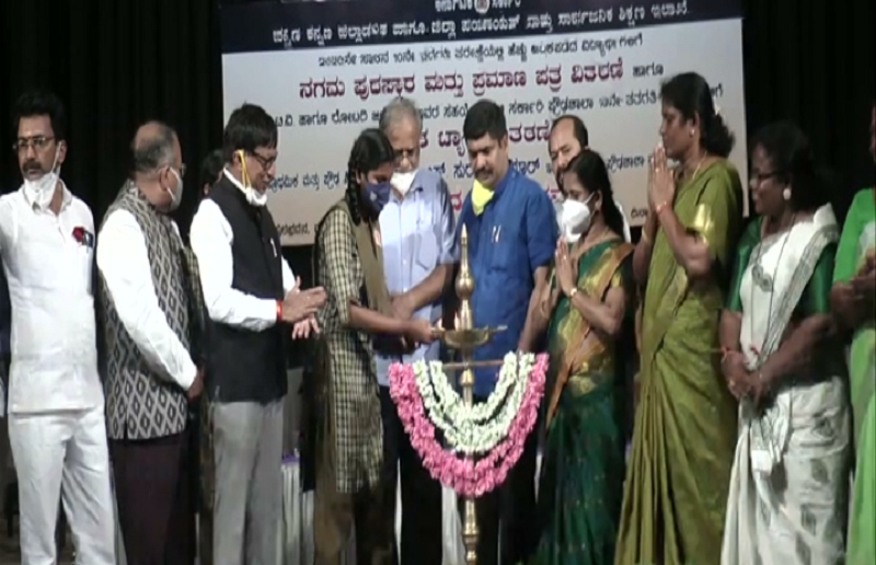 ಜ್ಞಾನ ದೀವಿಗೆ- ಮಂಗಳೂರಿನಲ್ಲಿ ವಿದ್ಯಾರ್ಥಿಗಳಿಗೆ ಸುರೇಶ್ ಕುಮಾರ್ ಟ್ಯಾಬ್ ವಿತರಣೆ