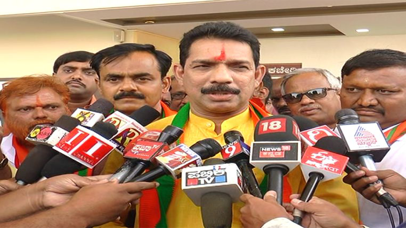 ದೊಡ್ಡ ವ್ಯಕ್ತಿಗಳು ಸಣ್ಣತನದ ಮಾತುಗಳನ್ನು ಆಡಬಾರದು – ಸಿದ್ದು, ಹೆಚ್‍ಡಿಕೆಗೆ ಕಟೀಲ್ ಟಾಂಗ್