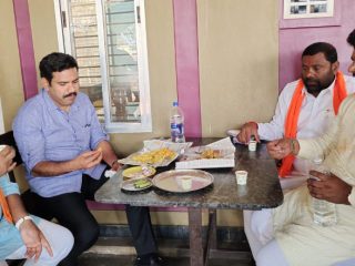 ಮಿರ್ಚಿ ಮಂಡಕ್ಕಿ ಸವಿದು ಖುಷಿಪಟ್ಟ ವಿಜಯೇಂದ್ರ