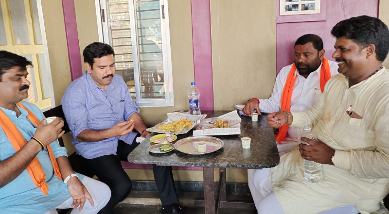 ಮಿರ್ಚಿ ಮಂಡಕ್ಕಿ ಸವಿದು ಖುಷಿಪಟ್ಟ ವಿಜಯೇಂದ್ರ