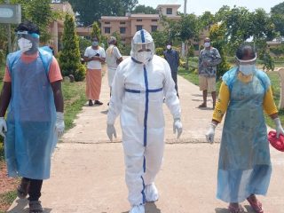 PPE ಕಿಟ್ ಧರಿಸಿ ಕೋವಿಡ್ ಕೇರ್ ಸೆಂಟರ್ ಗೆ ಅಪ್ಪಚ್ಚು ರಂಜನ್ ಭೇಟಿ