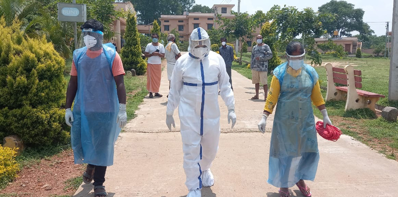 PPE ಕಿಟ್ ಧರಿಸಿ ಕೋವಿಡ್ ಕೇರ್ ಸೆಂಟರ್ ಗೆ ಅಪ್ಪಚ್ಚು ರಂಜನ್ ಭೇಟಿ