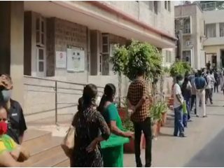 ಪ್ಲೀಸ್ ಲಸಿಕೆ ಕೊಡಿ- ಆಸ್ಪತ್ರೆ ಮುಂದೆ ಸಾಲು ನಿಂತ 800ಕ್ಕೂ ಹೆಚ್ಚು ಜನ