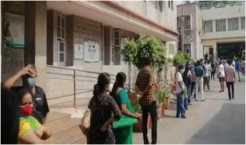 ಪ್ಲೀಸ್ ಲಸಿಕೆ ಕೊಡಿ- ಆಸ್ಪತ್ರೆ ಮುಂದೆ ಸಾಲು ನಿಂತ 800ಕ್ಕೂ ಹೆಚ್ಚು ಜನ