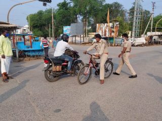 ಸೈಕಲ್ ಏರಿ ಬಂದ ಪಿಎಸ್‍ಐ – ಮಡಿಕೇರಿಯಲ್ಲಿ ಫೀಲ್ಡಿಗಿಳಿದ ಡಿಸಿ, ಎಸ್‍ಪಿ