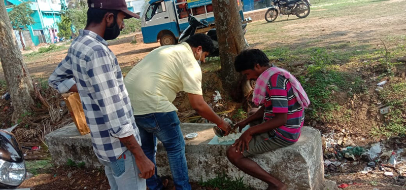 ಹಸಿವು ತಾಳಲಾರದೆ ರಸ್ತೆಬದಿ ಬಿದ್ದಿದ್ದ ಅನ್ನದ ಮೊರೆ ಹೋದ ಕೂಲಿಕಾರ್ಮಿಕ..!
