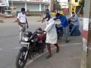 ಅನಗತ್ಯವಾಗಿ ರಸ್ತೆಗಿಳಿದವರಿಗೆ ಬೈಕ್ ತಳ್ಳಿಕೊಂಡು ಹೋಗುವ ಶಿಕ್ಷೆ