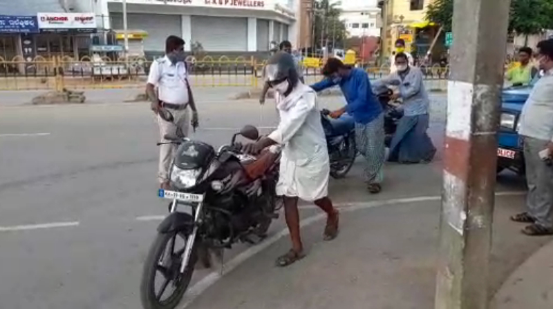 ಅನಗತ್ಯವಾಗಿ ರಸ್ತೆಗಿಳಿದವರಿಗೆ ಬೈಕ್ ತಳ್ಳಿಕೊಂಡು ಹೋಗುವ ಶಿಕ್ಷೆ