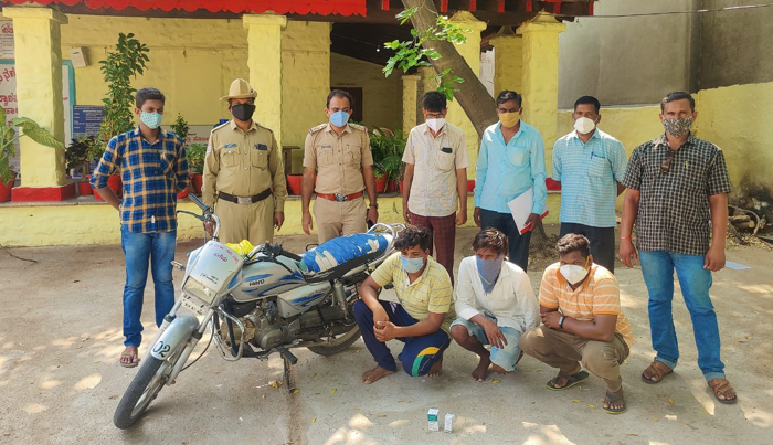 ರೆಮ್‍ಡಿಸಿವರ್ ಇಂಜೆಕ್ಷನ್ ಅಕ್ರಮವಾಗಿ ಮಾರಾಟ ಮಾಡುತ್ತಿದ್ದವರ ಬಂಧನ