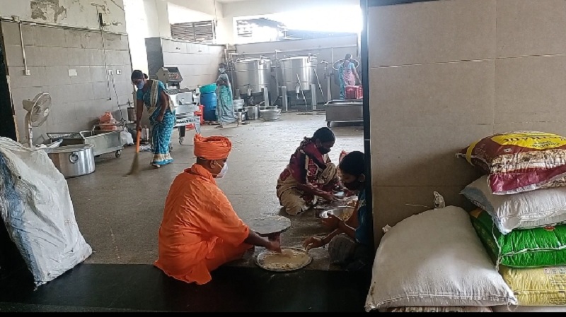 ಕೊರೊನಾ ಸೋಂಕಿತರ ಊಟಕ್ಕಾಗಿ ಚಪಾತಿ ಮಾಡಿದ ಗವಿ ಶ್ರೀ