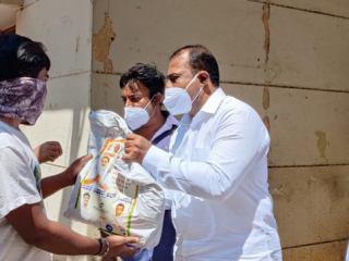 ಕ್ಷೇತ್ರದ ಪ್ರತಿ ಮನೆಗೆ ಫುಡ್ ಕಿಟ್ ವಿತರಿಸುತ್ತಿರೋ ಶಾಸಕ ಸತೀಶ್ ರೆಡ್ಡಿ
