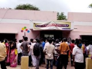 ತಮಗೆ ಬೇಕಾದವರಿಗೆ ವ್ಯಾಕ್ಸಿನ್ ಹಾಕ್ತಾರೆ – ಧಾರಾವಾಡ ಜಿಲ್ಲಾ ಆಸ್ಪತ್ರೆ ವಿರುದ್ಧ ಆರೋಪ