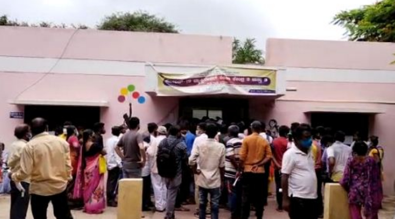 ತಮಗೆ ಬೇಕಾದವರಿಗೆ ವ್ಯಾಕ್ಸಿನ್ ಹಾಕ್ತಾರೆ – ಧಾರಾವಾಡ ಜಿಲ್ಲಾ ಆಸ್ಪತ್ರೆ ವಿರುದ್ಧ ಆರೋಪ