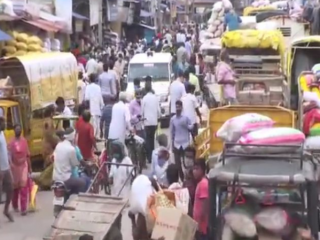 ನಾಳೆಯಿಂದ ಗದಗ ಜಿಲ್ಲೆ 5 ದಿನ ಲಾಕ್‍ಡೌನ್ – ಮಾರ್ಕೆಟ್‍ಗೆ ಮುಗಿಬಿದ್ದ ಜನ