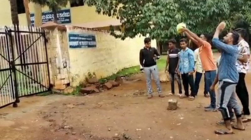 ದ್ವಿತೀಯ ಪಿಯುಸಿ ಪರೀಕ್ಷೆ ರದ್ದು – ಕಾಲೇಜಿನ ಮುಂದೆ ಬೂದುಗುಂಬಳ ಒಡೆದು ವಿದ್ಯಾರ್ಥಿಗಳ ಸಂಭ್ರಮ