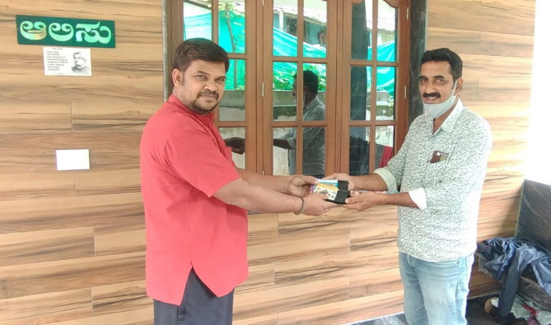 ದಾರಿಯಲ್ಲಿ ಸಿಕ್ಕ ಪರ್ಸ್ ಹಿಂದಿರುಗಿಸಿ ಮಾನವೀಯತೆ ಮೆರೆದ ಶಿಕ್ಷಕ