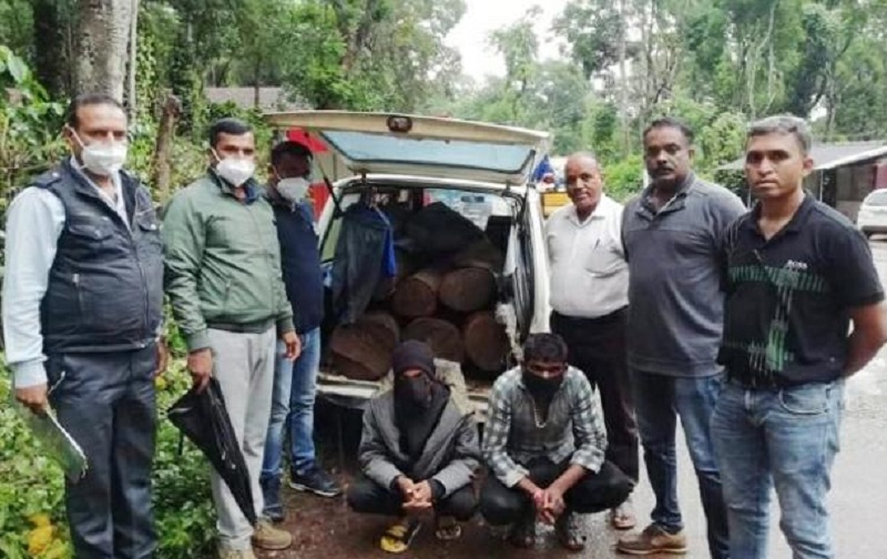 ಬಟ್ಟೆ ವ್ಯಾಪಾರದ ಸೋಗಿನಲ್ಲಿ ತೇಗದ ಮರ ಸಾಗಾಟ- ಇಬ್ಬರ ಬಂಧನ