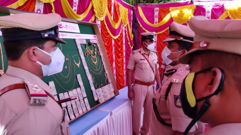 ನೆಲಮಂಗಲ ಪೊಲೀಸರ ಭರ್ಜರಿ ಕಾರ್ಯಾಚರಣೆ – 1.08 ಕೋಟಿ ಮೌಲ್ಯದ ಚಿನ್ನ, ನಗದು ವಶ