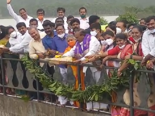 ತುಂಗಾ ಜಲಾಶಯ ಭರ್ತಿ- ಬಾಗಿನ ಅರ್ಪಿಸಿದ ಈಶ್ವರಪ್ಪ