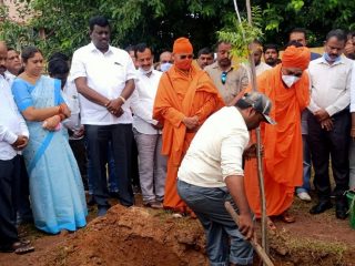 ಮನೆಯಲ್ಲಿ ದೇವರ ಕೋಣೆ ಚಿಕ್ಕದಾದರೂ ಮನೆಗೊಂದು ಗಿಡ ಬೆಳೆಸಿ: ಗವಿ ಶ್ರೀ