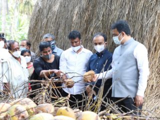 ತೆಂಗು ಸಂಸ್ಕರಣೆ ವ್ಯವಸ್ಥೆ ಖುದ್ದು ವೀಕ್ಷಿಸಿದ ಸಚಿವ ಅಶ್ವತ್ಥನಾರಾಯಣ