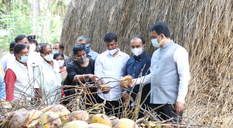ತೆಂಗು ಸಂಸ್ಕರಣೆ ವ್ಯವಸ್ಥೆ ಖುದ್ದು ವೀಕ್ಷಿಸಿದ ಸಚಿವ ಅಶ್ವತ್ಥನಾರಾಯಣ
