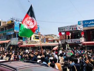 afghanistan-kabul-people-protest-showing-flags