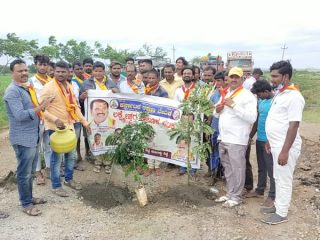 ಹದಗೆಟ್ಟ ರಾಜ್ಯ ಹೆದ್ದಾರಿ ರಸ್ತೆ- ಸಸಿ ನೆಟ್ಟು ಆಕ್ರೋಶ
