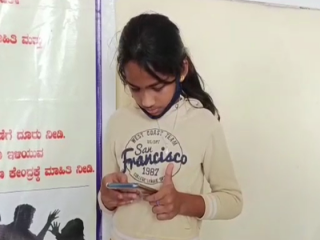 ಕೋವಿಡ್‍ನಿಂದ ಮೃತಪಟ್ಟ ತಾಯಿ ಮೊಬೈಲ್ ಕೊಡಿ ಪ್ಲೀಸ್ ಎಂದ ಬಾಲಕಿಗೆ ಸಿಕ್ತು ಫೋನ್