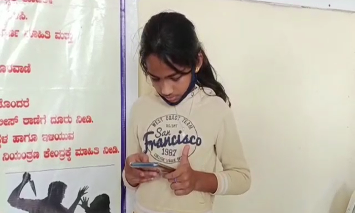 ಕೋವಿಡ್‍ನಿಂದ ಮೃತಪಟ್ಟ ತಾಯಿ ಮೊಬೈಲ್ ಕೊಡಿ ಪ್ಲೀಸ್ ಎಂದ ಬಾಲಕಿಗೆ ಸಿಕ್ತು ಫೋನ್